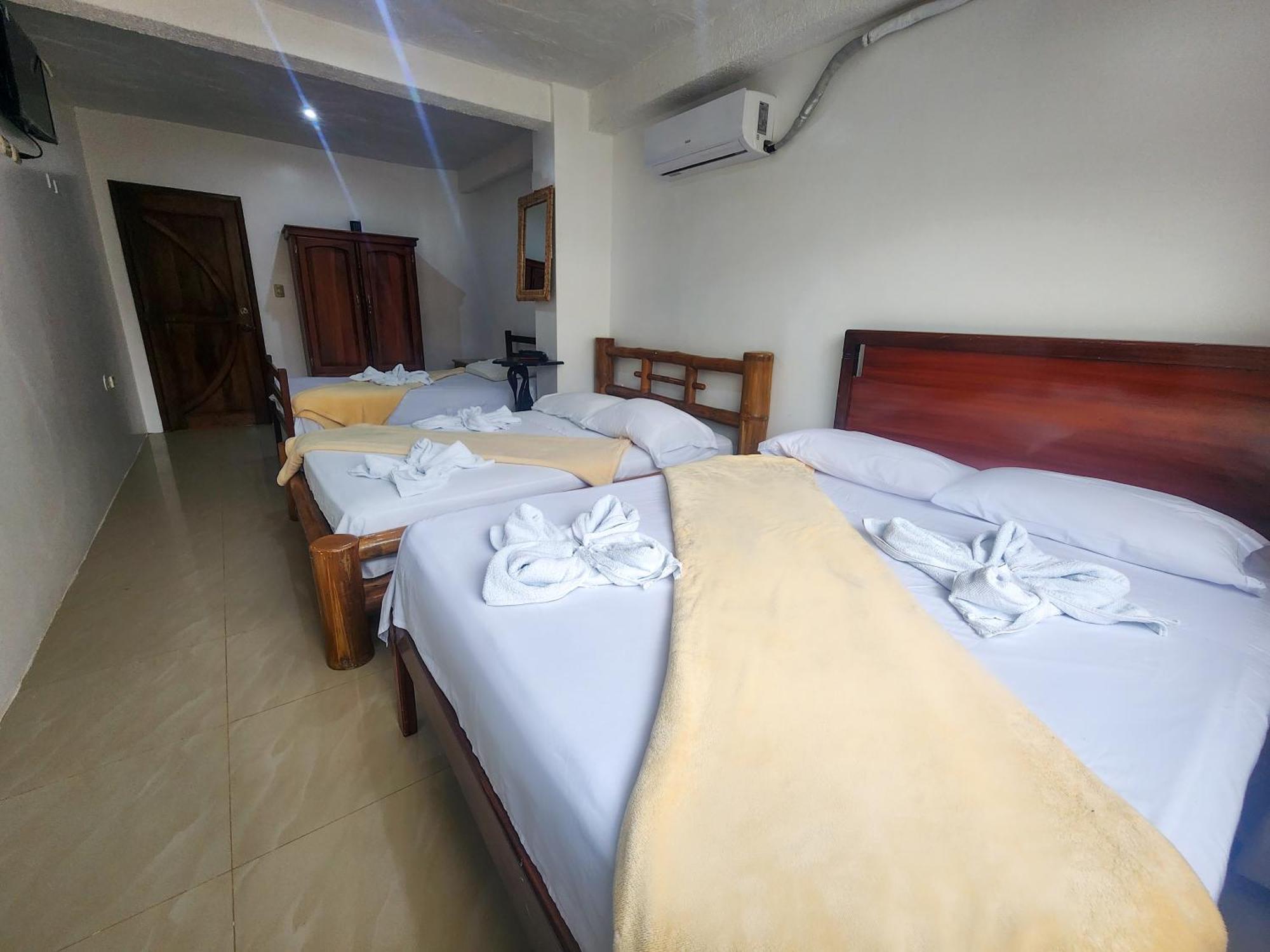 Hostal Poseidon Пуерто Кайо Екстериор снимка